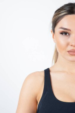 Beyazların üzerinde genç bir kadının yarım pozu. Yüksek kalite fotoğraf