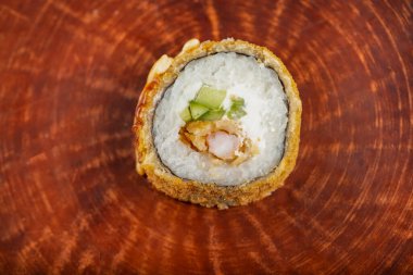 Tabağa füme tavuk göğsünden yapılmış taze suşi rulosu. Yüksek kalite fotoğraf