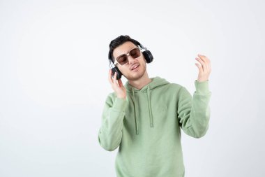 Kulaklıklı, müzik dinleyen genç yakışıklı bir adamın görüntüsü. Yüksek kalite fotoğraf