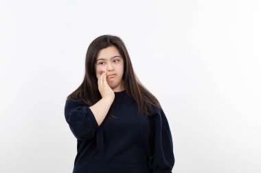 Ayakta duran ve poz veren Down sendromlu genç bir kız resmi. Yüksek kalite fotoğraf