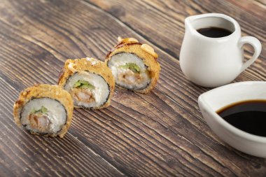 Tahta bir masanın üzerine taze suşi ruloları. Yüksek kalite fotoğraf