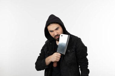 Beyaz bir duvarın üzerinde bıçak tutan sakallı genç bir adamın portresi. Yüksek kalite fotoğraf