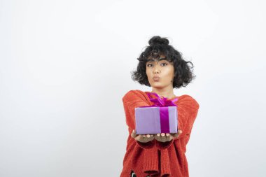 Kırmızı kazaklı, kısa saçlı, kıvırcık bir kızın hediye kutusu. Yüksek kalite fotoğraf