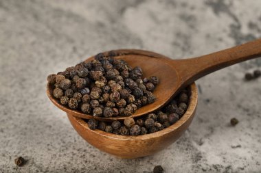 Taş zemine bir kase karabiber konmuş. Yüksek kalite fotoğraf