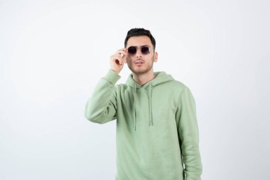 Gözlüklü ve poz veren genç yakışıklı bir adam. Yüksek kalite fotoğraf