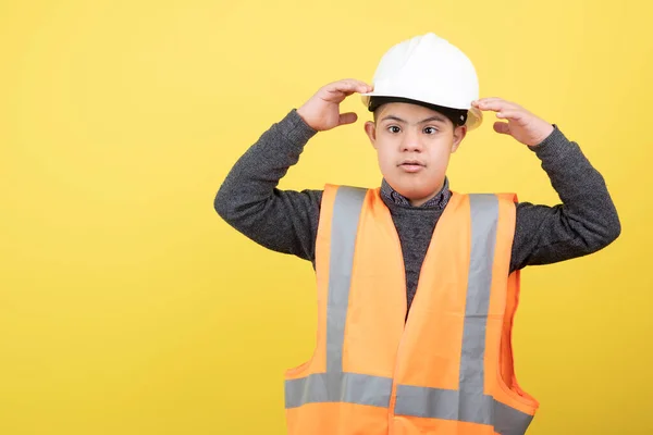 Foto Adorable Trabajador Construcción Hardhat Pie Sobre Amarillo Foto Alta — Foto de Stock