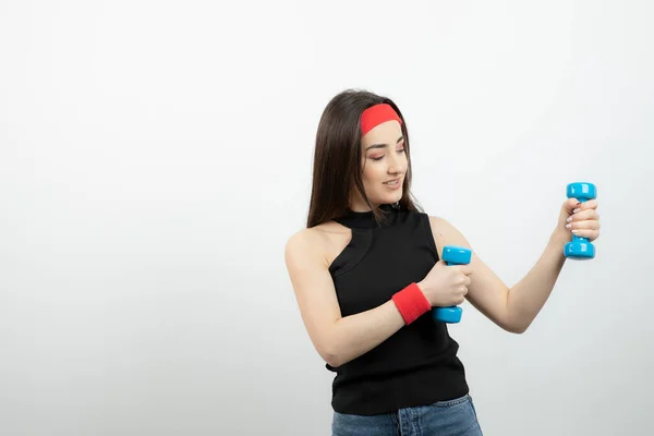 Mulher Bonita Headband Vermelho Exercitando Com Halteres Azuis Foto Alta — Fotografia de Stock