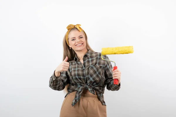 Mulher Loira Bonita Segurando Rolo Tinta Amarela Mostrando Polegar Para — Fotografia de Stock