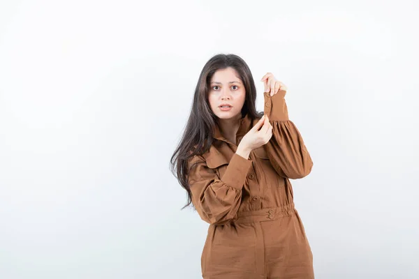 Image Une Femme Brune Mannequin Debout Posant Contre Mur Blanc — Photo