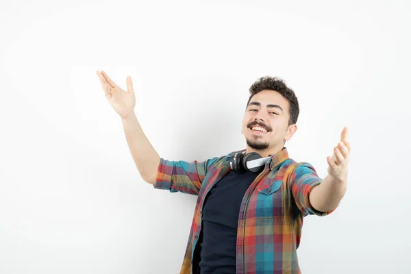 ワイヤレスイヤフォンを持つ若い男の写真が立って踊っている 高品質の写真 — ストック写真