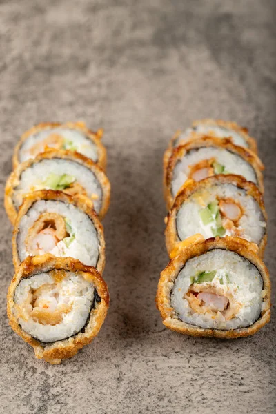 Délicieux Rouleaux Sushi Frais Placés Sur Une Table Pierre Photo — Photo