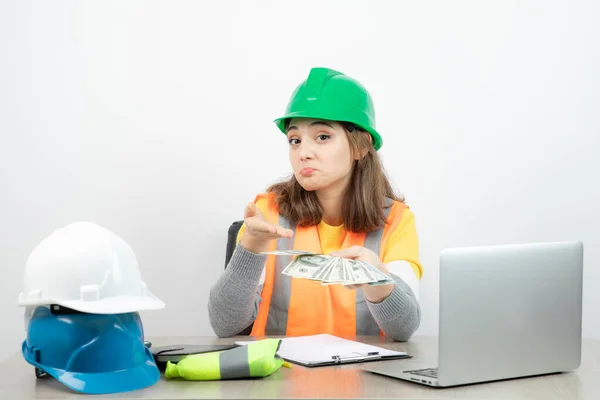 Arbeiterinnen Orangefarbener Weste Und Grünem Helm Sitzen Schreibtisch Hochwertiges Foto — Stockfoto