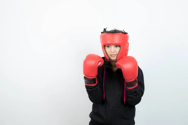 Retrato Una Joven Deportista Confiada Haciendo Ejercicios Boxeo Foto Alta — Foto de Stock