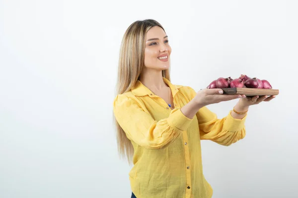 Portret Van Een Mooie Vrouw Met Een Bord Rode Uien — Stockfoto