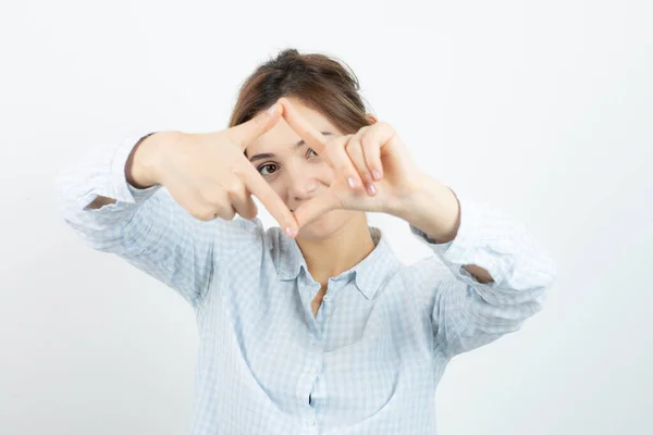 Retrato Uma Jovem Mulher Bonita Fazendo Moldura Com Dedos Foto — Fotografia de Stock