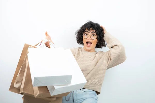 Giovane Shopper Femminile Con Borse Della Spesa Piedi Posa Foto — Foto Stock