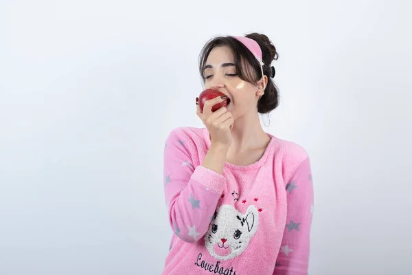 파자마에서 사과를 귀여운 모델의 고품질 — 스톡 사진
