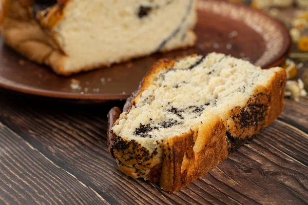 Freshly Baked Sliced Cake Poppy Seeds Placed Wooden Cutting Board — Stock Photo, Image