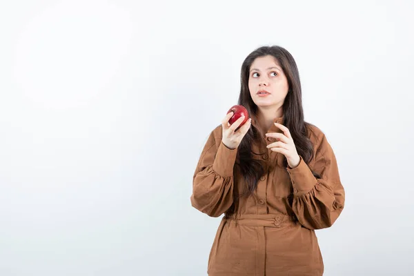 Μια Όμορφη Γυναίκα Κόκκινο Μήλο Στο Χέρι Στέκεται Όρθια Υψηλής — Φωτογραφία Αρχείου
