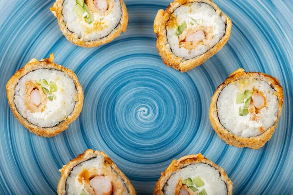 Piatto Blu Rotoli Sushi Posto Tavolo Pietra Foto Alta Qualità — Foto Stock