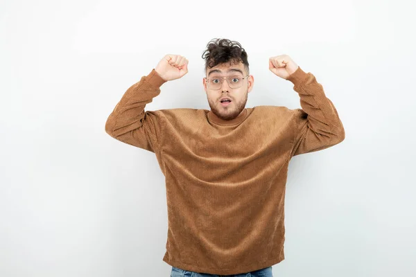 Foto Giovane Bell Uomo Piedi Felice Sul Muro Bianco Foto — Foto Stock