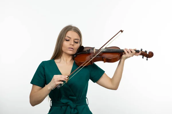 Jovem Músico Vestido Verde Tocando Violino Com Arco Foto Alta — Fotografia de Stock