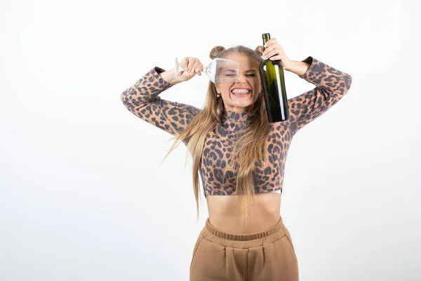 Foto Jovem Mulher Atraente Modelo Segurando Garrafa Vinho Vidro Foto — Fotografia de Stock