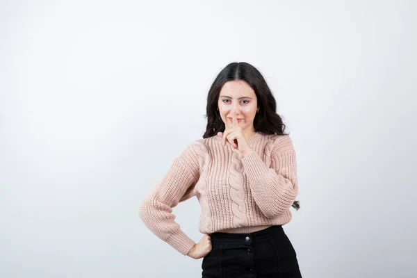 Imagem Mulher Bonita Mostrando Sinal Gesto Silêncio Colocando Dedo Boca — Fotografia de Stock