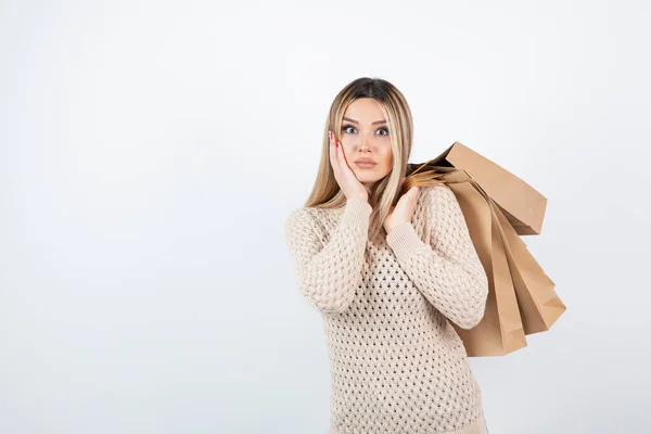 Foto Modello Femminile Bionda Che Tiene Borse Artigianali Foto Alta — Foto Stock