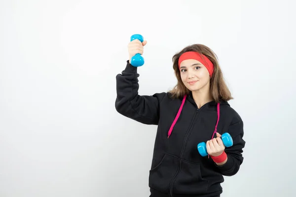 Jovem Mulher Desportiva Segurando Halteres Azuis Foto Alta Qualidade — Fotografia de Stock