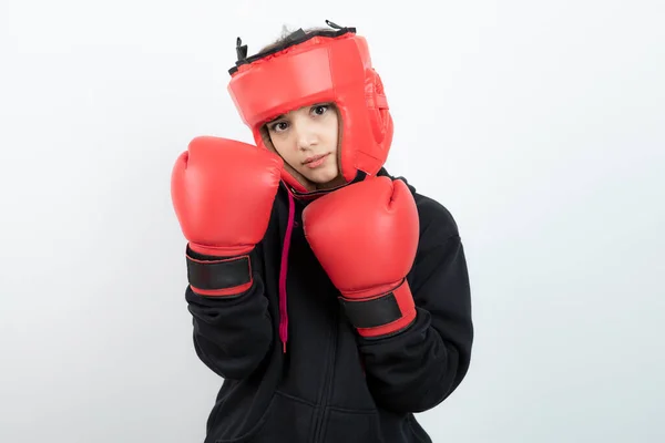 Retrato Una Joven Deportista Confiada Haciendo Ejercicios Boxeo Foto Alta — Foto de Stock