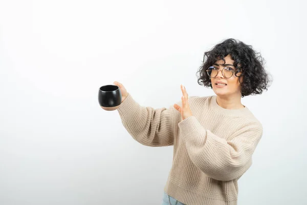 Curly Cabelo Jovem Mulher Ficar Longe Xícara Chá Sobre Branco — Fotografia de Stock