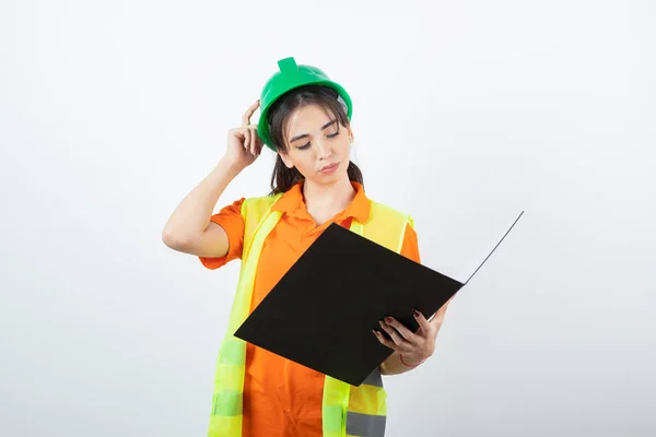 Ingenieurin Schutzhelm Und Gelber Weste Mit Ordner Hochwertiges Foto — Stockfoto