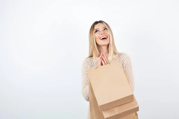 Foto Van Blond Vrouwelijk Model Met Ambachtelijke Tassen Hoge Kwaliteit — Stockfoto