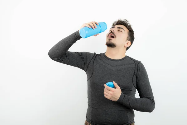 Imagem Jovem Desportista Modelo Segurando Garrafa Água Azul Foto Alta — Fotografia de Stock