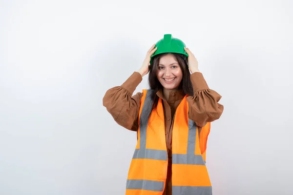 Ingenieurin Orangefarbener Weste Mit Grünem Hut Hochwertiges Foto — Stockfoto