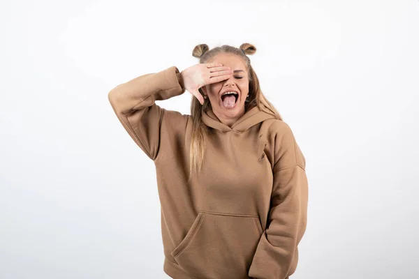 Adorável Jovem Posando Sobre Parede Branca Foto Alta Qualidade — Fotografia de Stock