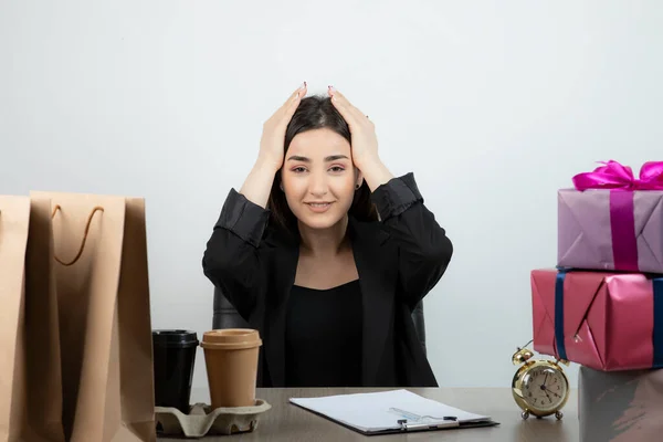 Retrato Mujer Negocios Sentada Lugar Trabajo Con Regalos Foto Alta —  Fotos de Stock