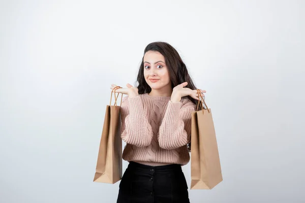 Retrato Mulher Bonita Camisola Segurando Sacos Pacotes Com Compras Depois — Fotografia de Stock