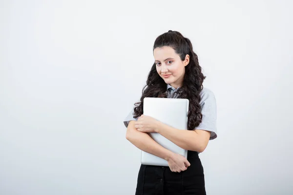 Πορτρέτο Μιας Νεαρής Μελαχρινής Κοπέλας Που Κρατάει Φορητό Υπολογιστή Λευκό — Φωτογραφία Αρχείου