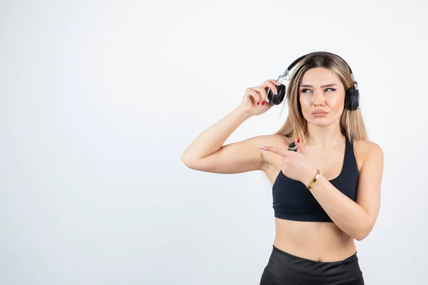 Vacker Ung Kvinna Sportiga Kläder Med Hörlurar — Stockfoto