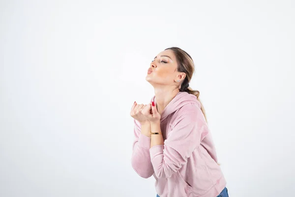 Giovane Attraente Modello Femminile Felpa Rosa Con Cappuccio Che Soffia — Foto Stock