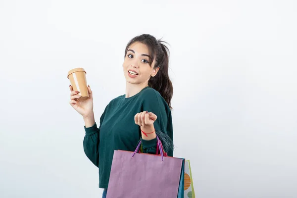 Portret Van Een Jonge Vrouw Met Kleurrijke Boodschappentassen Met Een — Stockfoto