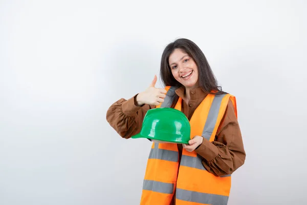Γυναίκα Μηχανικός Πορτοκαλί Γιλέκο Κρατώντας Πράσινο Καπέλο Και Δείχνοντας Τον — Φωτογραφία Αρχείου