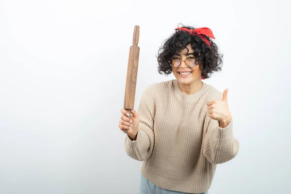 Női Modell Szemüvegben Pózol Fából Készült Sodrófával Felemeli Hüvelykujját Kiváló — Stock Fotó