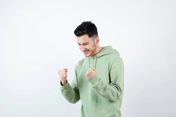 Retrato Hombre Guapo Con Capucha Mostrando Sus Golpes Foto Alta —  Fotos de Stock