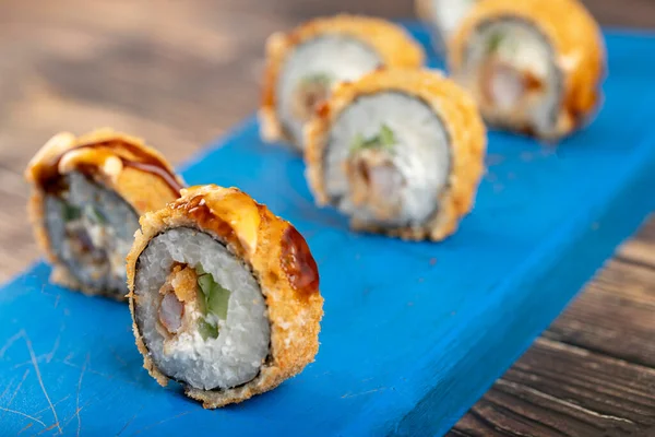 Délicieux Rouleaux Sushi Frais Placés Sur Une Planche Découper Bois — Photo