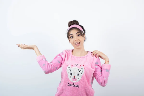 Foto Van Een Schattig Meisje Model Pyjama Met Geopende Handpalm — Stockfoto