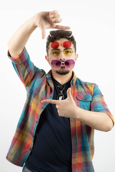 Zdjęcie Modnego Mężczyzny Stojącego Kolorowych Okularach Pokazujących Ramę Rękami Wysokiej — Zdjęcie stockowe