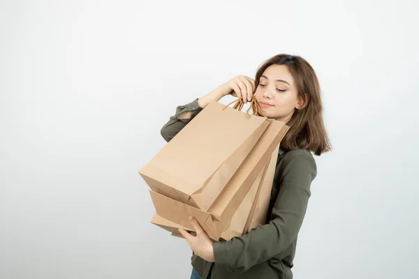 Tiro Modelo Femenino Joven Con Bolsas Artesanía Pie Sobre Blanco —  Fotos de Stock